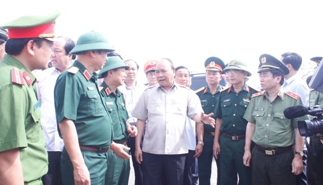 Thủ tướng Chính phủ Nguyễn Xuân Phúc thị sát, chỉ đạo công tác khắc phục hậu quả bão số 10 tại Hà Tĩnh.