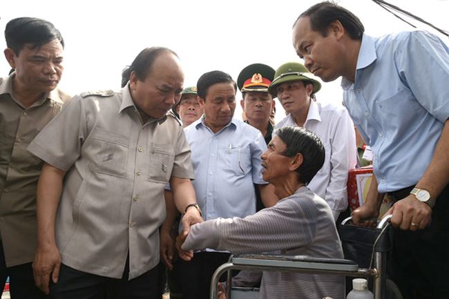 Thủ tướng Nguyễn Xuân Phúc thăm hỏi, động viên người dân vùng bão
