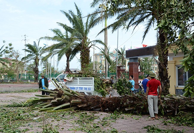 Đội Quản lý trật tự đô thị thị xã Kỳ Anh giúp nhân dân khắc phục hậu quả sau bão