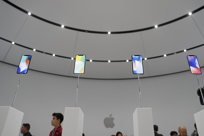 Chi phí cho các thành phần iPhone X rẻ hơn đến 60% so với giá bán lẻ. ẢNH: REUTERS
