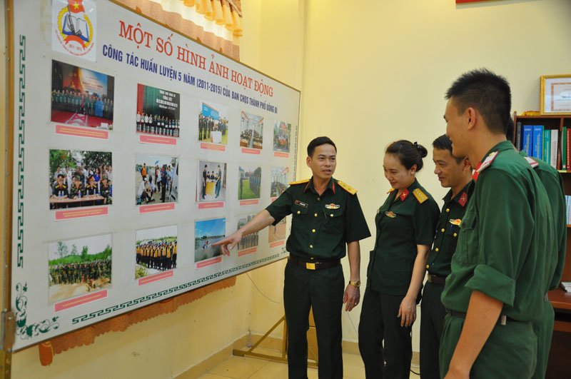 Chính trị viên Ban CHQS TP Uông Bí trao đổi, trò chuyện với cán bộ chiến sỹ đơn vị vè những hoạt động tiêu biểu của đơn vị  trong thực hiện Chỉ thị 05-CT/TW. 