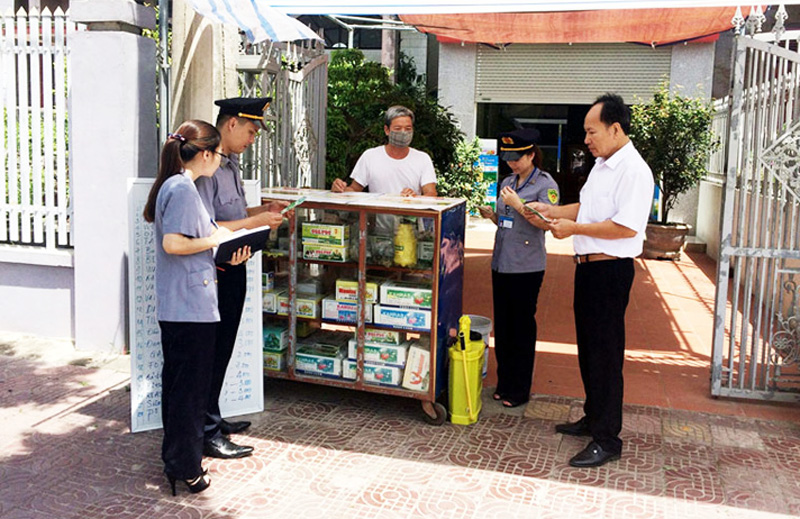Cán bộ Chi Cục trồng trọt và bảo vệ thực vật kiểm tra các cơ sở bán thuốc bảo vệ thực vạt tại TX Quảng Yên