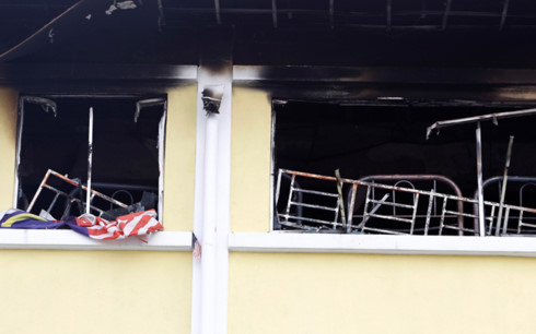 Hiện trường vụ cháy sau khi được dập lửa - Ảnh: REUTERS.