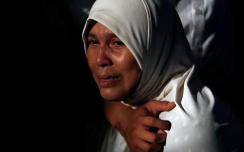 Người thân của các nạn nhân đau đớn vì sự mất mát - Ảnh: REUTERS.