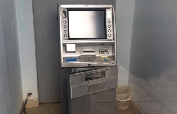 Trụ ATM bị cạy hư hỏng và chưa rõ số tiền bị mất