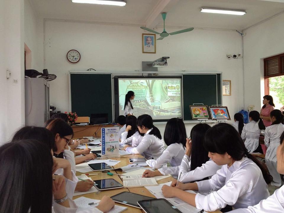 Tiết học Lịch sử của lớp 12 C2, Trường THPT Uông Bí có sử dụng bảng tương tác