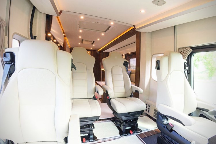 Variomobil Signature 1200 có khoang cabin 4 chỗ ngồi, thông với phòng khách phía sau. Khi cần dùng đến, khoang cabin sẽ biến thành phòng ngủ bằng cách hạ chiếc giường ẩn trên trần xe. Không gian phòng khách có thể mở rộng bằng cơ cấu đẩy một phần ra ngoài khi xe đỗ.
