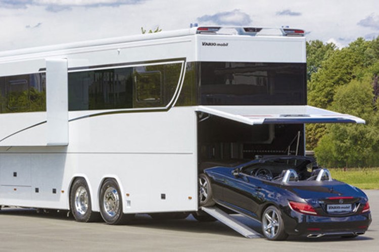 Garage phía sau đủ rộng để chứa một chiếc Porsche 911 hoặc những chiếc xe có kích thước tương đương. Nhà di động Variomobil Signature 1200 được trang bị hệ thống camera gắn xung quanh xe, hiển thị qua màn hình trong buồng lái để tiện theo dõi.