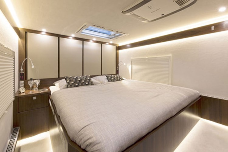 Bước vào bên trong, bạn sẽ phải ngỡ ngàng vì Variomobil Signature 1200 không chỉ là một chiếc xe đơn thuần mà nó còn sở hữu không gian nội thất tiện nghi không kém gì một du thuyền hạng sang với đầy đủ phòng khách, phòng tắm và phòng ngủ và phòng bếp. Hầu hết bộ phận đều ốp gỗ hoặc bọc da cao cấp.