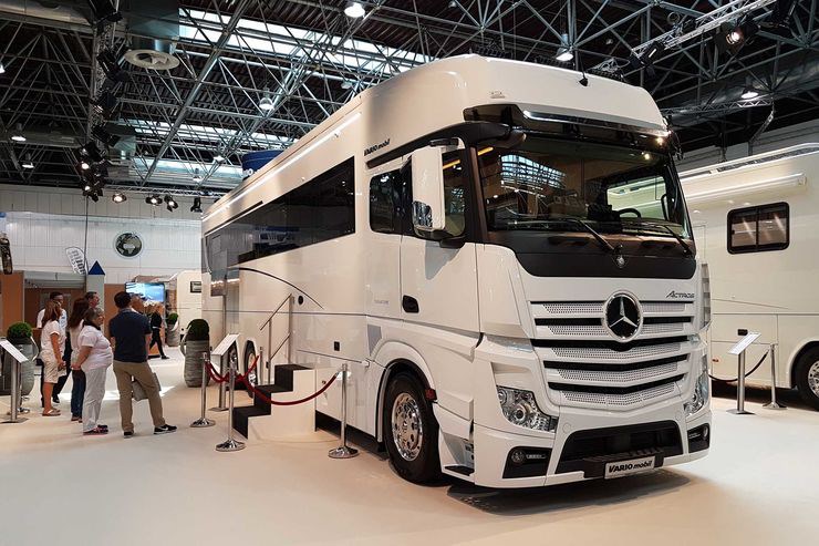 Ngoài sự sang trọng, siêu nhà di động Variomobil còn được trang bị đầy đủ những tiện nghi không khách gì một khách sạn hạng sang như hệ thống âm thanh Bose, xe hệ thống đèn xung quanh điều khiển vi mạch, tivi màn hình LED, truyền hình vệ tinh,...