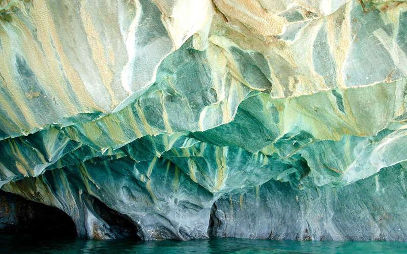 Hang Marble, Chile: Hang động tuyệt đẹp này thay đổi màu sắc tùy thuộc vào màu nước. Những đường cong mềm mại của bức tường đá giúp ánh nắng dễ dàng phản chiếu ra khu vực xung quanh. Ảnh: Getty Images/iStockphoto.
