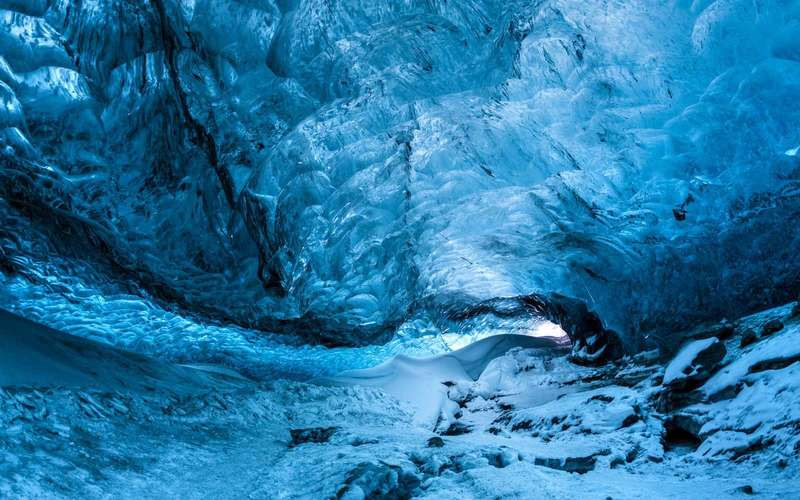 Hang động Crystal, Iceland: Hệ thống hang động chạy qua dòng sông băng Vatnajokull là một trong những điểm đến tuyệt vời với những du khách muốn có một kỳ nghỉ không thể nào quên. Những hang động liên tục thay đổi do các khối băng luôn dịch chuyển. Vì vậy bạn cần đi cùng với hướng dẫn viên dày dạn kinh nghiệm. Ảnh: WanRu Chen/Getty Images.