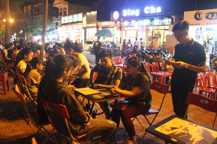 Một đoạn phố Quang Trung (phường Quảng Yên, TX Quảng Yên) tối đến là hàng quán bày ra la liệt ngoài đường. 