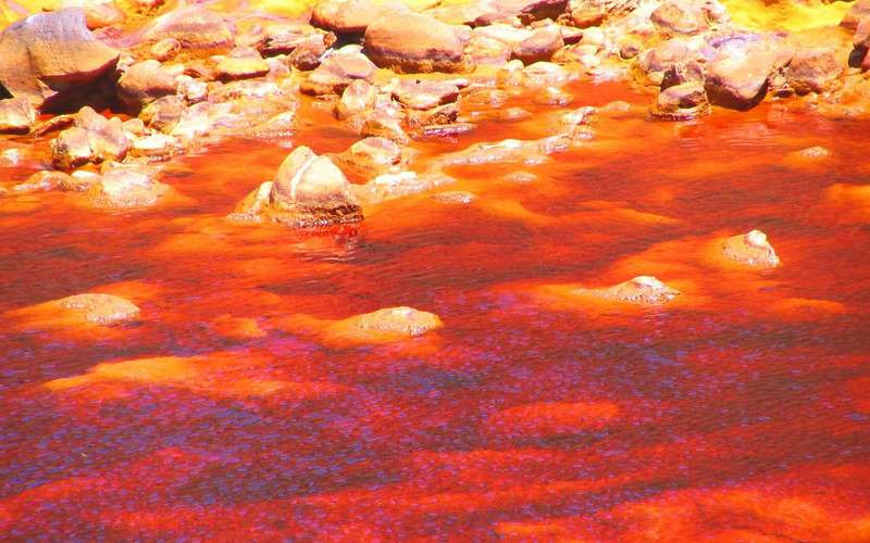 Sông Rio Tinto, Tây Ban Nha: Dòng sông màu đỏ ở Tây Ban Nha được nhuộm màu nhờ quá trình khai thác mỏ hàng nghìn năm tại khu vực. Những người thợ mỏ tìm kiếm đồng, vàng và bạc, tuy nhiên chất sắt tách ra từ đá ven sông là nguyên nhân khiến nước có màu đỏ. Ảnh: Getty Images/iStockphoto.