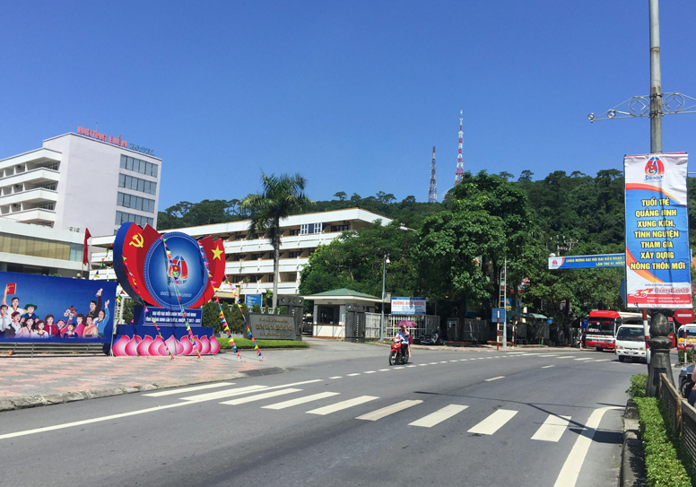 Các con đường, tuyến phố chính trên địa bàn tỉnh đều trang trí bangzon, khẩu hiệu chào mừng Đại hội Đoàn TNCS Hồ Chí Minh tỉnh Quảng Ninh nhiệm kỳ 2017-2022 