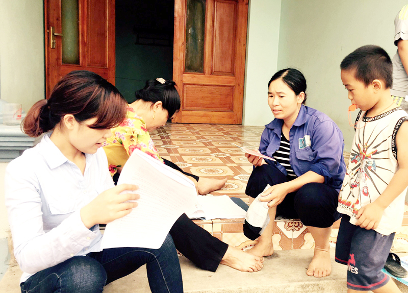Cộng tác viên Dân số xã Lê Lợi, huyện Hoành Bồ tư vấn, tuyên truyền về chính sách dân số - KHHGĐ tới người dân trên địa bàn xã