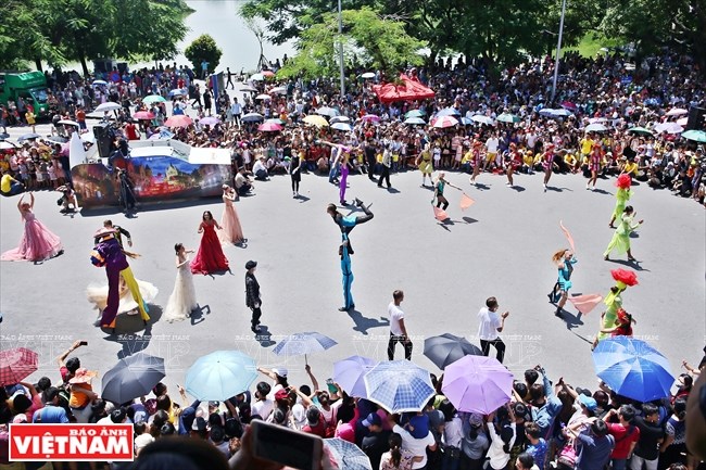 Rất đông người dân và du khách đã cùng tham dự lễ hội Carnival độc đáo lần đầu tiên được tổ chức tại phố đi bộ Hồ Gươm. (Ảnh: Công Đạt/Báo Ảnh Việt Nam)