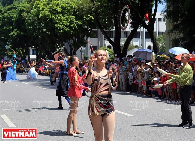 Trong Carnival đường phố lần này còn có sự tham gia của những nghệ sỹ xiếc với nhiều tiết mục tung hứng độc đáo. Ảnh: Trần Thanh Giang/Báo Ảnh Việt Nam)