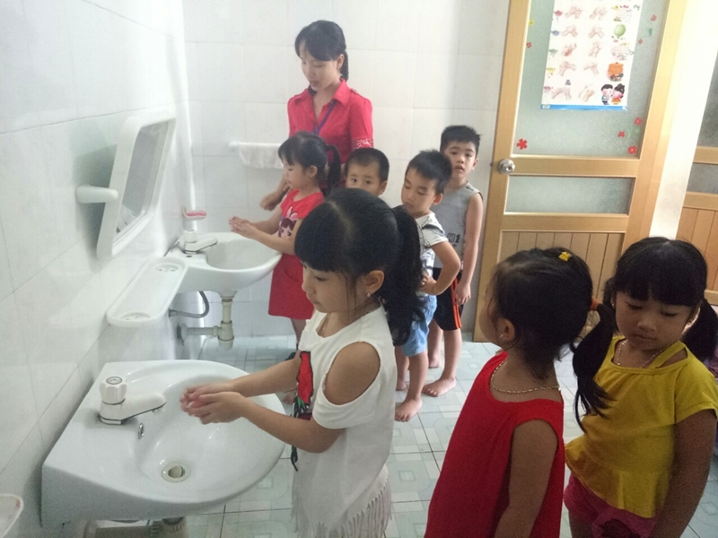 Nhóm trẻ 5 tuổi Trường Mầm non Hoàng Quế (Đông Triều) được hướng dẫn rửa tay.