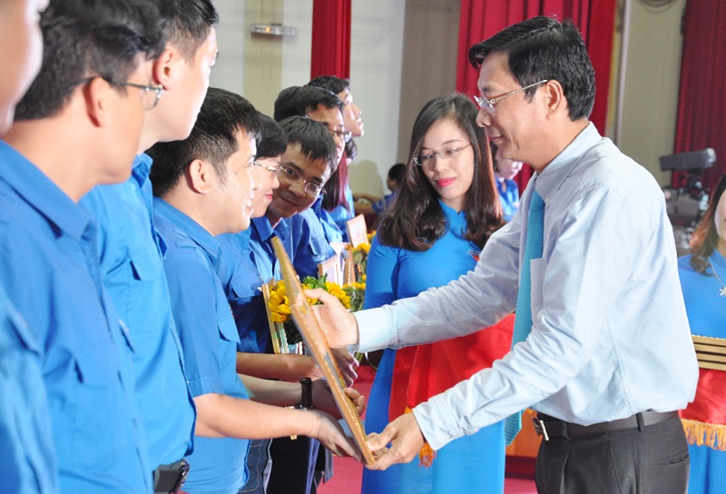 Bí thư Tỉnh ủy trao Bằng khen của UBND tỉnh cho các tập thể có các công trình thanh niên tiêu biểu tại chương trình giao lưu giữa đồng chí Bí thư Tỉnh ủy với tuổi trẻ Quảng Ninh ngày 12/9.