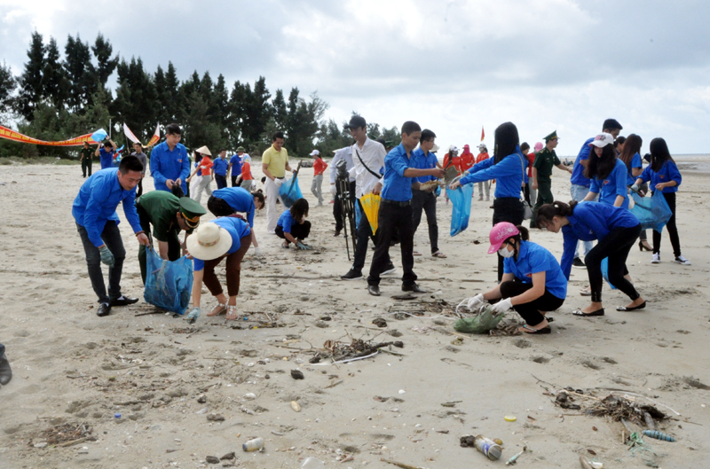  ĐVTN TP Móng Cái tham gia chương trình làm sạch biển do Tỉnh Đoàn phát động, tại bãi biển Trà Cổ (TP Móng Cái). Ảnh: Hữu Việt