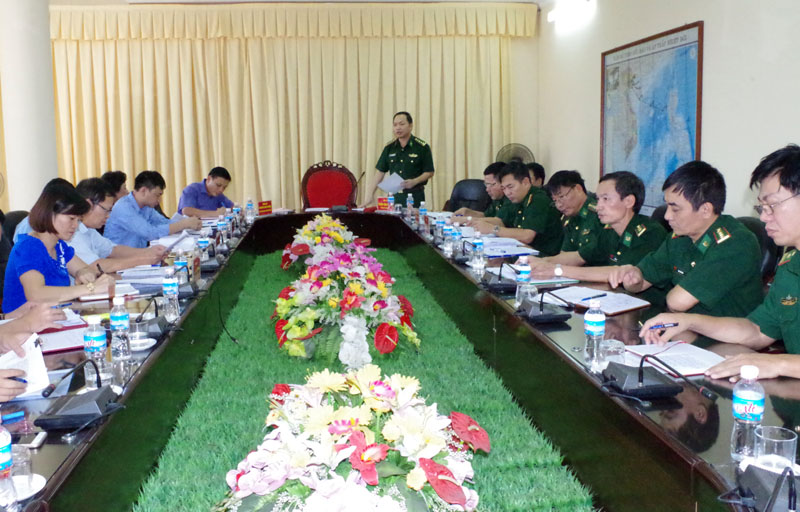Đại tá Trần Văn Bừng, Bí thư Đảng ủy, Chính ủy BĐBP tỉnh báo cáo kết quả tình hình thực hiện Nghị quyết 06 