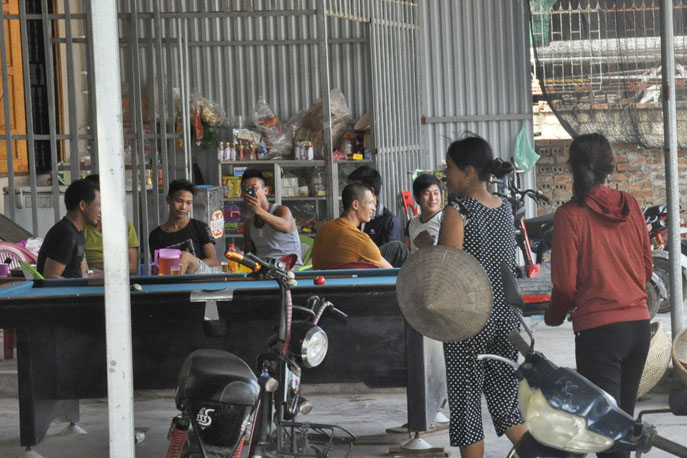 Vào thời điểm nông nhàn trong tháng 9, do không có việc làm, nhiều thanh niên ở xã Tân lập, Đầm Hà thường xuyên tụ tập ở quán nước ven đường. Ảnh: Thu Nguyệt