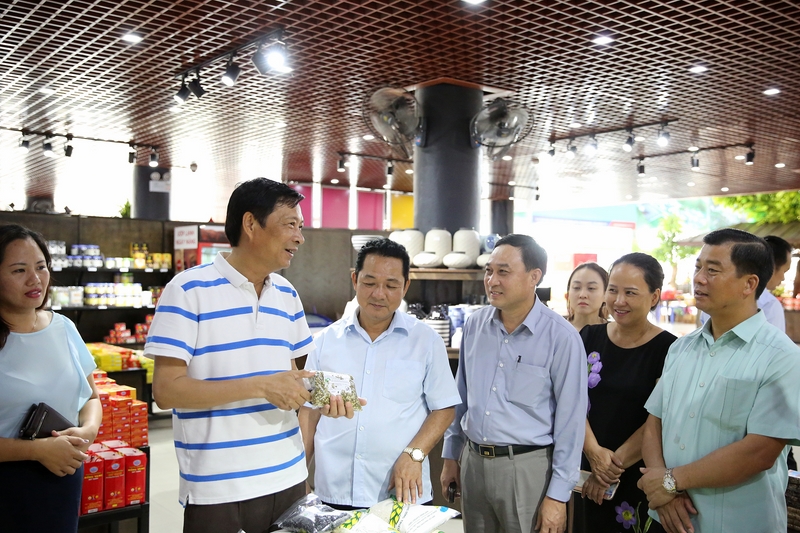 Đồng chí Bí thư Tỉnh ủy thăm gian hàng trưng bày và bán các sản phẩm OCOP tại điểm dừng nghỉ Quảng Ninh GATE  
