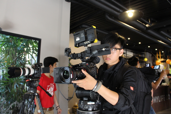 EOS C200 là dòng máy quay phim chuyên nghiệp mới nhất của Canon, dành cho việc sản xuất phim điện ảnh, truyền hình, quảng cáo, tin tức, phim tài liệu và quay sự kiện khác với độ phân giải cao. Ngang tầm giá C200 hiện chỉ có một số mẫu máy như Sony PMW 300K1. Tuy nhiên, độ phân giải video quay được của Sony chỉ dừng lại ở mức Full HD.