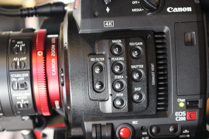 Máy quay sử dụng bộ xử lý Dual DIGIC DV 6 nên có thể quay video độ phân giải 4K trên thẻ CFast với định dạng Cinema RAW Light. Định dạng này vẫn cho khả năng chỉnh sửa như Cinema RAW nhưng dung lượng chỉ bằng 1/3 hoặc 1/5. Thiết bị cũng hỗ trợ quay 4K ở định dạng MP4 trên thẻ nhớ SD. Hệ thống nút bấm trên C200 được đánh giá là trực quan, dễ dùng đối với những người từng dùng máy quay chuyên nghiệp của Canon trước đây. Tuy nhiên, với người mới, việc sử dụng khá khó khăn.