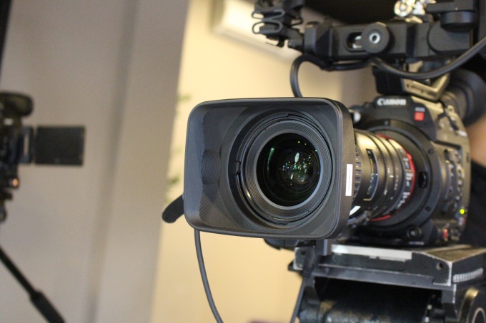 Bộ EOS C200 kèm ống kính EF 24-105mm f/4L IS II USM hoặc Canon CN-E 18-80mm T4.4 COMPACT-SERVO Cinema Zoom Lens (ngàm EF).