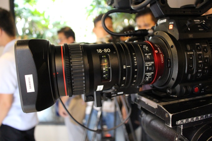 Bộ EOS C200 kèm ống kính EF 24-105mm f/4L IS II USM hoặc Canon CN-E 18-80mm T4.4 COMPACT-SERVO Cinema Zoom Lens (ngàm EF).