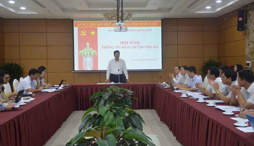 Đồng chí Phạm Hồng Cẩm, Phó Trưởng Ban Thường trực Ban Tuyên giáo Tỉnh uỷ, phát biểu chỉ đạo tại hội nghị.
