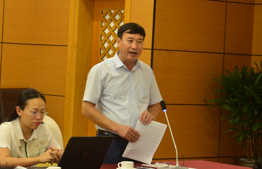 Đồng chí Đào Văn Vũ, Phó Chủ tịch UBND huyện Cô Tô, cung cấp thông tin cho báo chí.