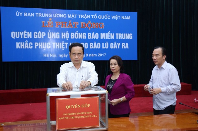 Lãnh đạo Trung ương MTTQ Việt Nam ủng hộ đồng bào miền Trung. (Ảnh: TA)