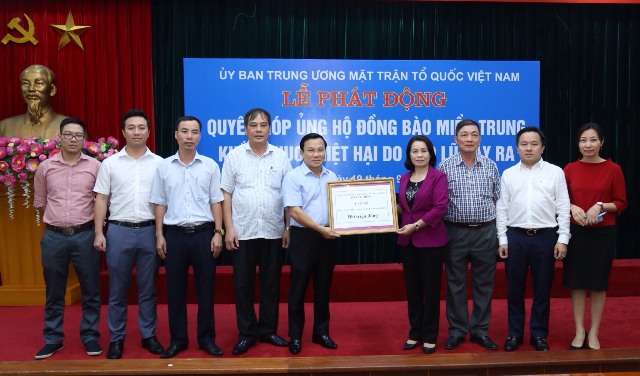 Ủy ban Trung ương MTTQ Việt Nam tiếp nhận tiền ủng hộ của Bộ Tài chính. (Ảnh: TA)