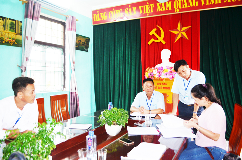 Tại buổi làm việc ngày 17-8-2017, đại diện UBND xã Quảng Minh khẳng định bà Xuân không có quyền lợi liên quan tới các thửa đất mang tên ông Trần Viết Viển.