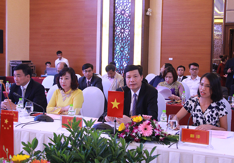 Đồng chí Nguyễn Đức Long, Chủ tịch UBND tỉnh trao tặng bằng khen của BCĐ 389 Quốc gia cho tập thể có thành tích xuất sắc trong công tác chống buôn lậu