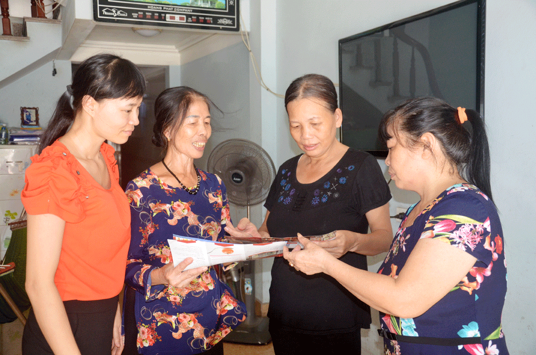 Cô Phạm Thị Chu, CTV xã hội (trong đó có công tác dân số) khu 5, phường Hà Lầm đang tuyên truyền chính sách dân số cho người dân trên địa bàn