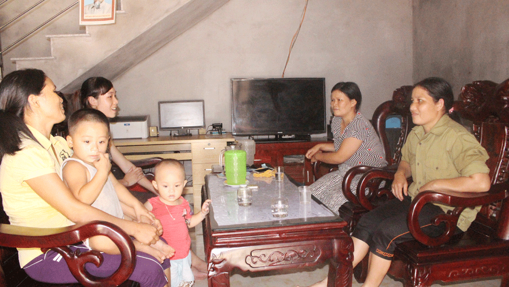 Chị Lý Thị Liên (ngoài cùng bên phải): CTV dân số thôn Pắc Pò, xã Đồng Tâm- vận động chị em trong thôn về việc thực hiện các biện pháp kế hoạch hóa gia đình. Ảnh: Hoàng Gái