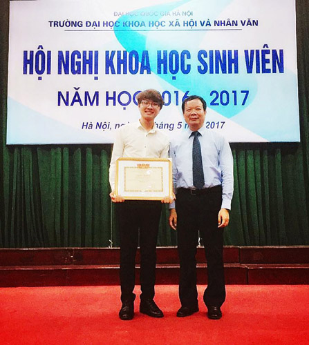 Nguyễn Trung Đức nhận giải nhì nghiên cứu khoa học cấp trường tại Hội nghị Khoa học sinh viên do Đại học KHXH&NV tổ chức, năm học 2016 – 2017. (Ảnh: NVCC)
