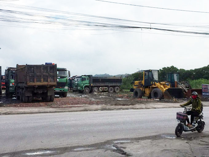 Khu đất bên quốc lộ 18 tại phường Mạo Khê (TX Đông Triều) đã trở thành điểm đỗ qua đêm của cánh xe tải.