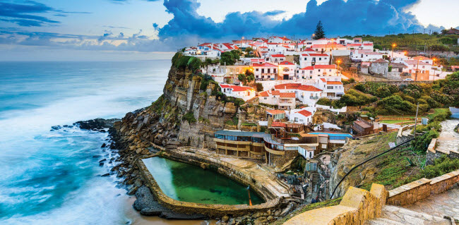 Sintra, Bồ Đào Nha: Nằm ở ngoại ô thành phố Lisbon, thị trấn Sintra được xây dựng trên núi với hướng nhìn tuyệt đẹp xuống biển Đại Tây Dương.