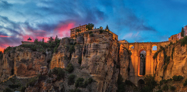 Ronda, Tây Ban Nha: Nếu du khách sợ độ cao, thị trấn cổ ở Andalucía không phải là lựa chọn lý tưởng vì nó nằm giữa hẻm núi khổng lồ.
