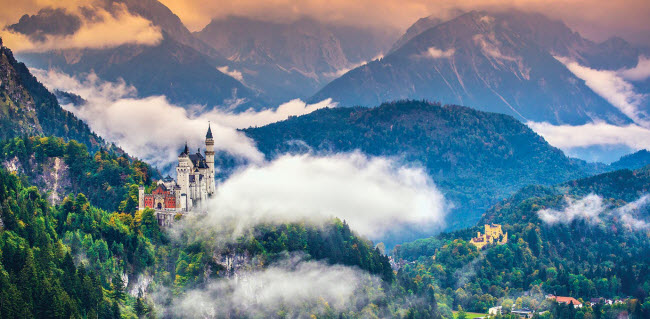 Lâu đài Neuschwanstein, Đức: Lâu đài ở vùng Bavaria được xây dựng từ thế kỷ thứ 19 và là bối cảnh cho bộ phim nổi tiếng Người đẹp ngủ trong rừng của Disney.