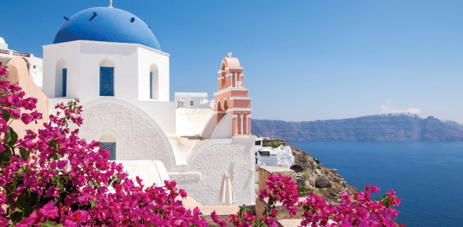 Santorini, Hi Lạp: Từ những tòa nhà tường trắng và nước biển trong xanh tới hoa giây đỏ rực, hòn đảo lãng mạn của Hi Lạp là điểm đến ưa thích của những du khách thích sống ảo.