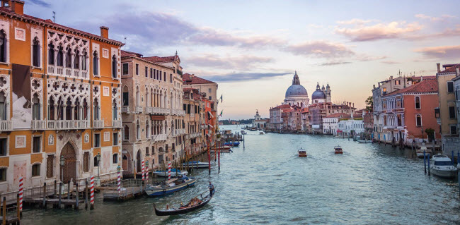 Venice, Italia: Du ngoạn trên các dòng kênh, du khách có thể chiêm ngưỡng nhiều công trình cổ kính khắp thành phố.