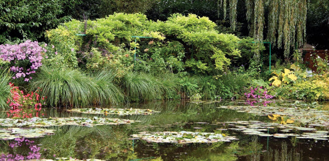 Giverny, Pháp: Nằm ở ngoại ô thành phố Paris, Giverny nổi tiếng với những khu vườn tuyệt đẹp.