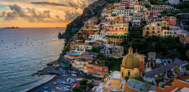 Positano, Italia: Thị trấn nằm trên vách núi Positano nổi bật với những ngôi nhà nhiều màu sắc và hoa dại dọc các tuyến phố chạy xuống biển Tyrrhenia.