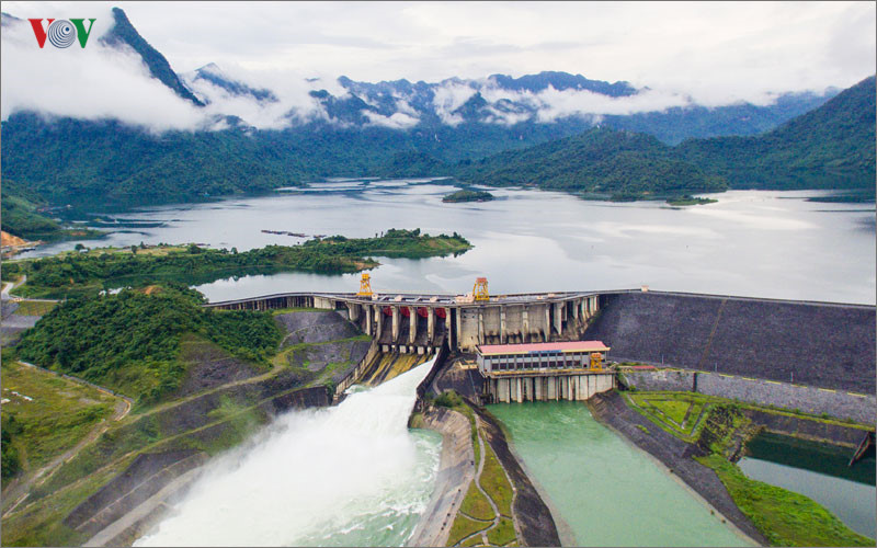 Đập Thủy điện Tuyên Quang, điểm đến đầu tiên trong hành trình khám phá hồ nước mang trong mình hàng trăm câu chuyện cổ và những điều kỳ thú của thiên nhiên.